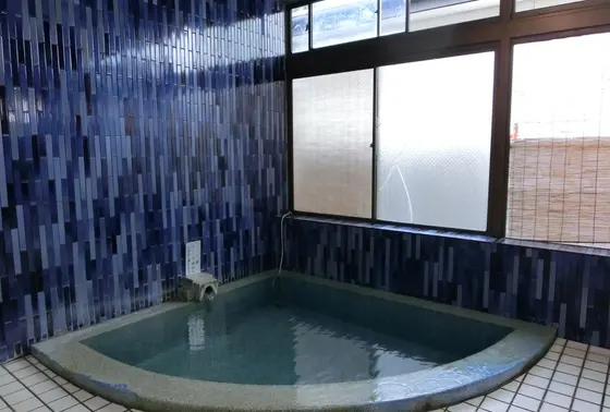 鮮やかなブルーが印象的浴室