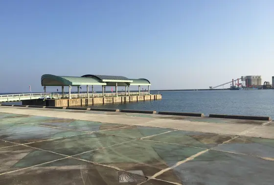 裏は海！