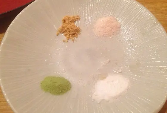天ぷらは基本塩で食べます。(n_n)
