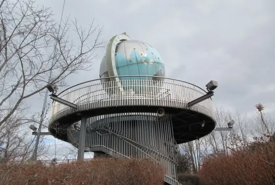 世界最大の地球儀時計