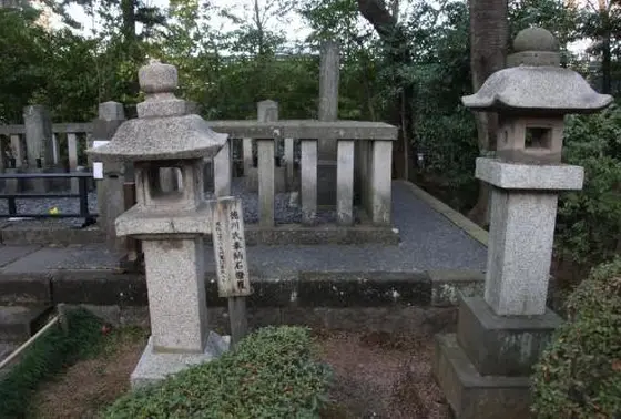 徳川家奉納の水盤と石燈籠