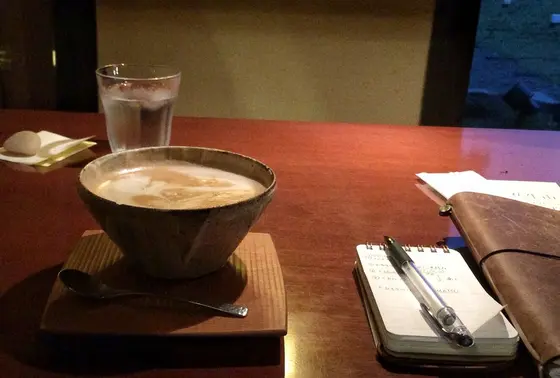 ホットドリンクは大きな器で ..