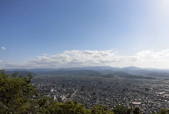 山頂付近から鳥取市街を一望