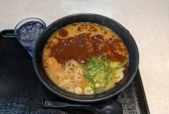 トンカツをトッピングのカツカレー醬油ラーメン
