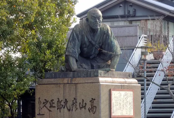 高山彦九郎の皇居望拝像