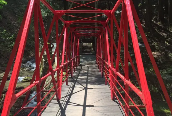 境内前の橋