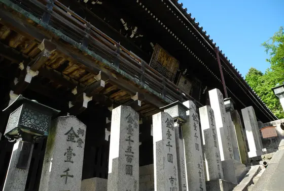 順路は右側の石段から