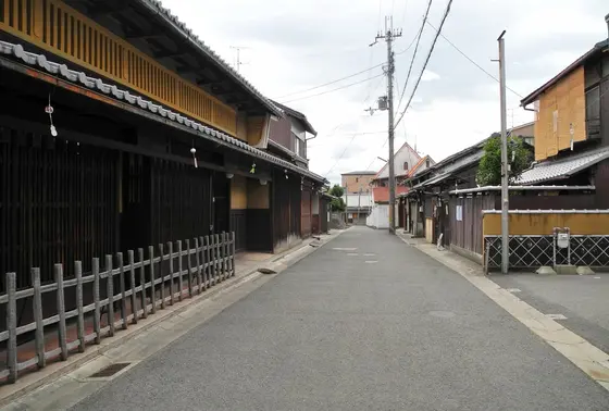 あちこちに古い建物が