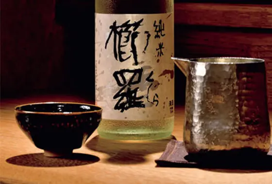 自家栽培の山田錦から造られる千代酒造（御所市櫛羅）の純米無濾過生原酒「櫛羅」。酸度が高くきりっとした味わいが、洗練された『白』の料理を引き立てる。