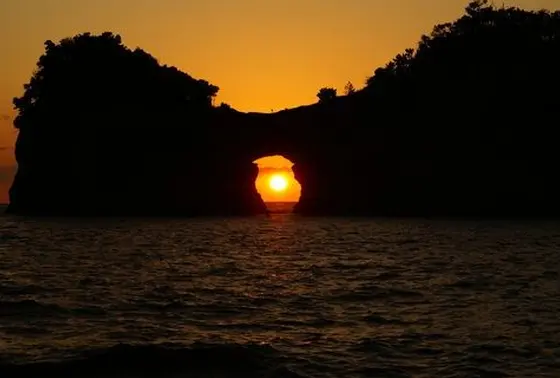 夕日の円月島