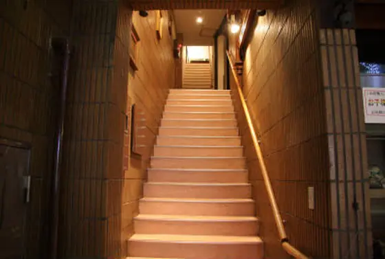 長〜い細〜い階段を上がり3階へ