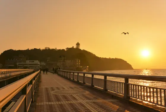 弁天橋からの夕日を眺めながら江ノ島へ