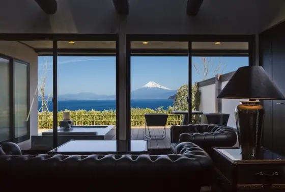部屋から駿河湾と富士を眺める