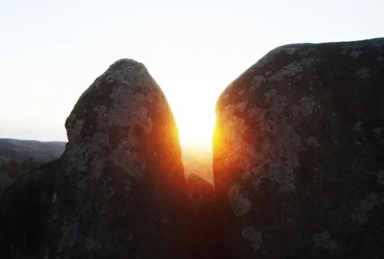 巨石の隙間に沈む夕日