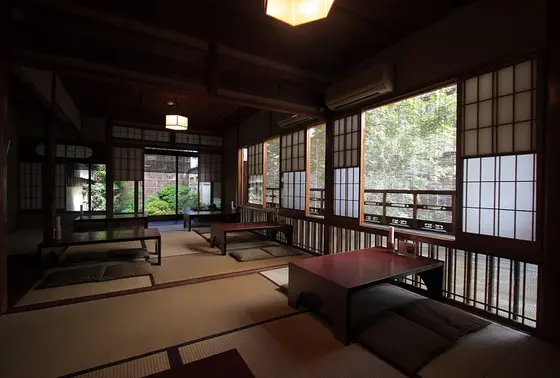 中は日本古来の素敵な和室
