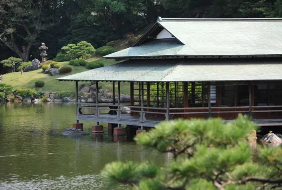 三菱財閥創始者の岩崎家ゆかりの庭園で、風景を見ながらコーヒーや甘味も楽しめます。
