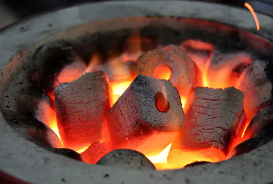 ポイント3：焼きは備長炭