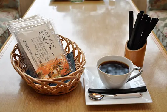 コーヒーには竹炭のスプーンがついています