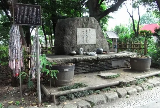 西詰の上流部分に立つ「東京大空襲戦災犠牲者追悼碑」