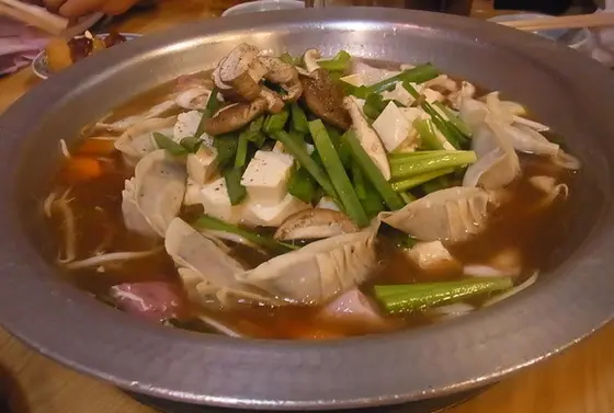 何人かで訪れた際には満腹必至の人気メニュー「中華風餃子鍋」をお忘れなく！