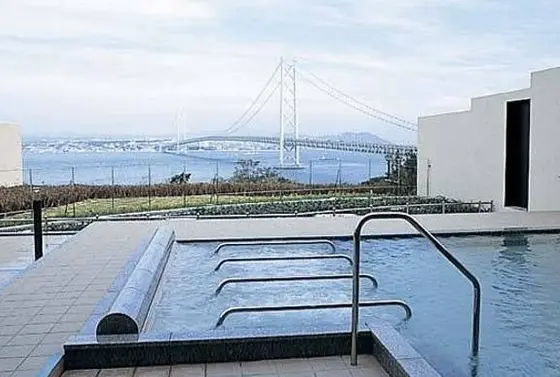 明石海峡大橋を臨む露天風呂からの眺望
