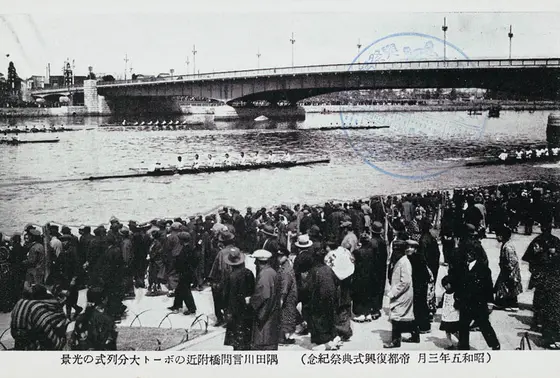 開通は昭和3(1928）年…それ以前は渡し船が両岸を結んでいました