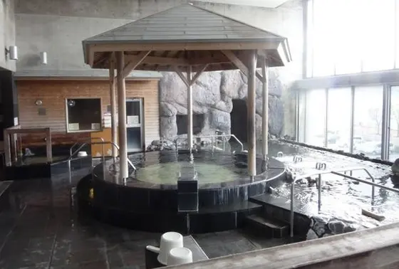 雄大な諏訪湖の景色を眺めながら温泉につかる、この愉楽！