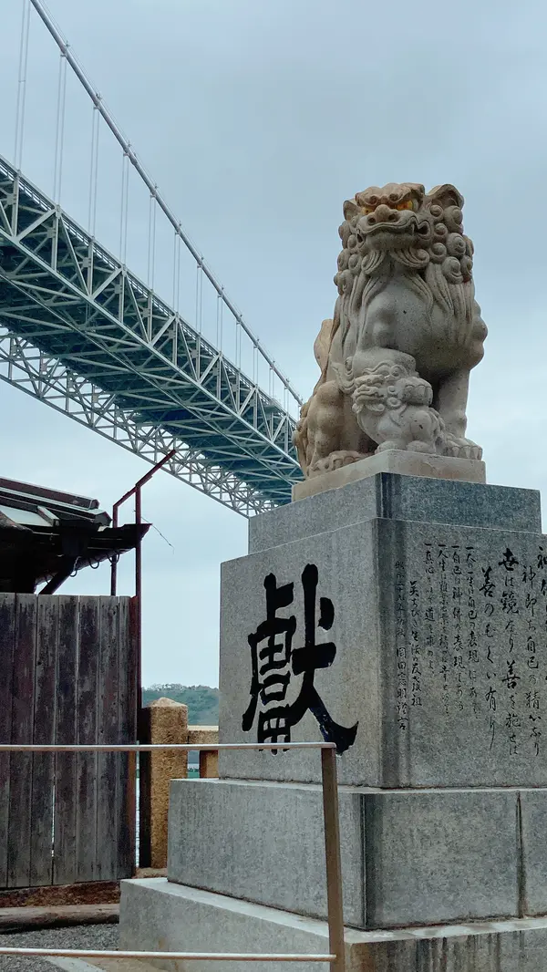 神社と巨大建造物のコラボが楽しい