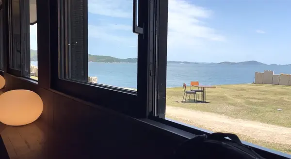 なんと、窓の外は海！
