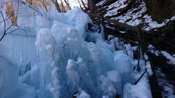 橋を渡ったところにある、水を出している場所  氷が厚い