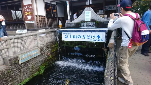 これが富士山の雪解け水  ３０秒間手を入れて