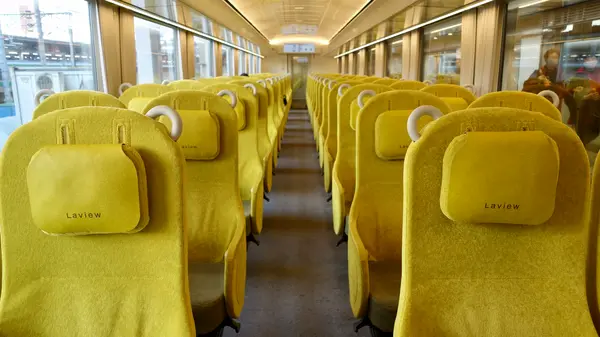 電車では珍しい黄色の座席。