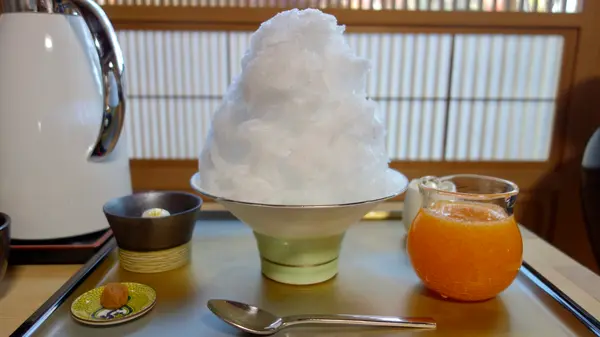 四季生果汁のかき氷（カキ）＆黒糖ようかん白玉付き（1600円）