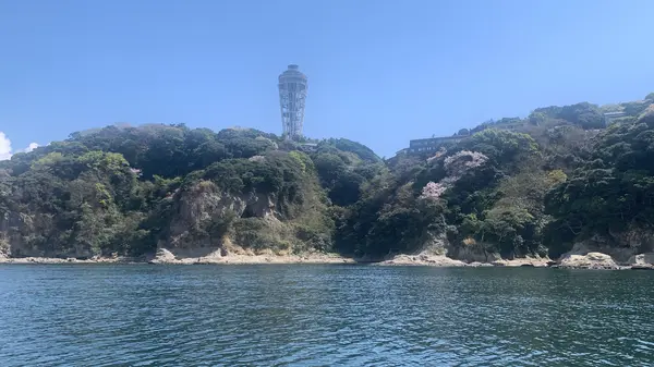 船内から江ノ島を見る