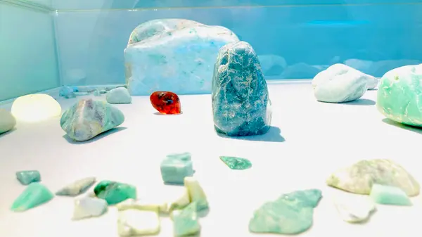ヒスイのキラキラした原石の展示もしてます