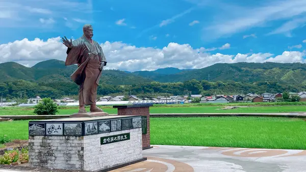 銅像の台座にも注目