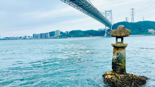 海中の灯籠