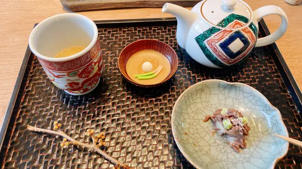 献上加賀棒茶と季節のお菓子