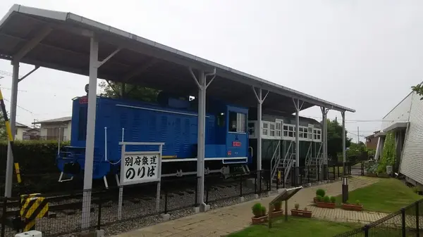 ディーゼル機関車ＤＣ３０２号と客車ハフ５