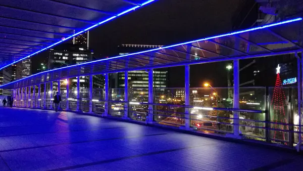 横浜駅からの歩道橋