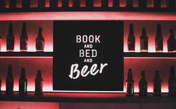 夜中はビール片手に読書で夜更かし？