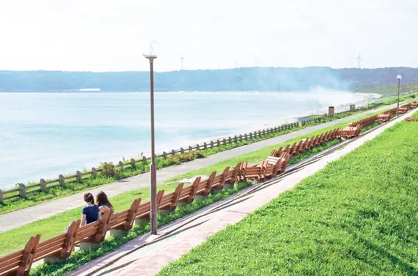 増穂浦海岸の”世界一長いベンチ”