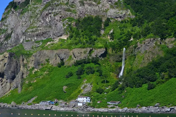 チャラッセナイの滝と滝の下の番屋