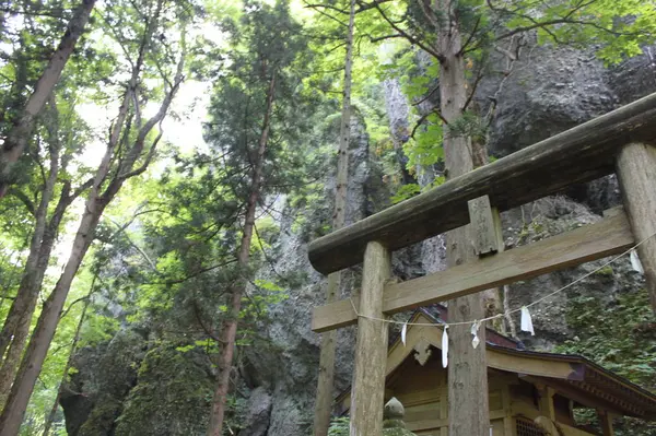 新潟県北のパワースポット「明神岩」