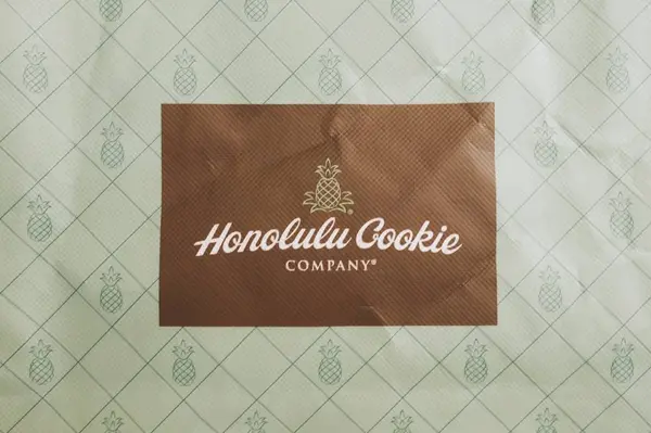 お土産に人気のHonoluli Cookie Companyも入っています