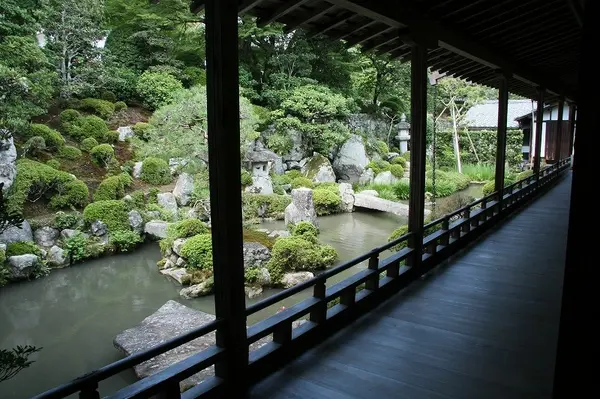 宸殿の縁側から見る「池泉鑑賞式庭園」