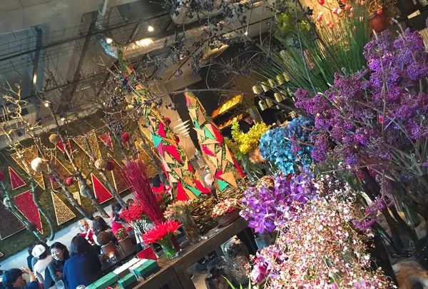 ：お花や植物に囲まれた店内