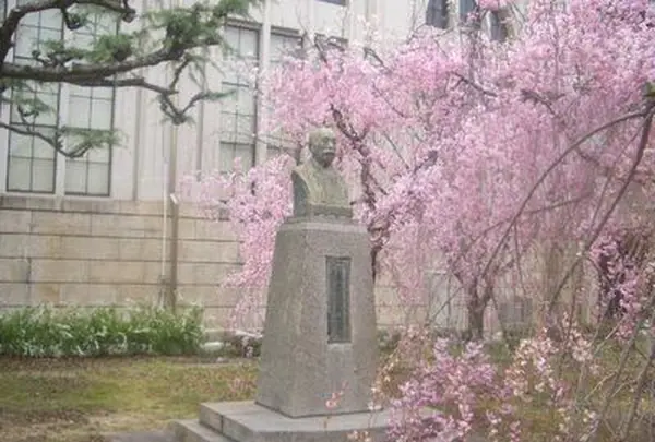 長谷川為治氏の像