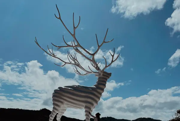 白い鹿のオブジェの写真・動画_image_459867
