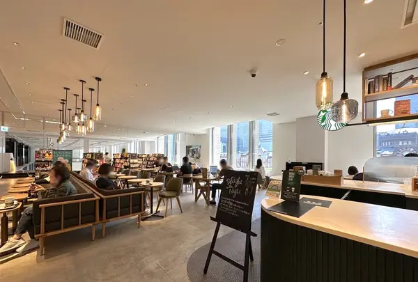 スターバックスコーヒー TSUTAYA BOOKSTORE MARUNOUCHI店の写真・動画_image_602226
